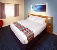 Bedroom 4 Travelodge Edinburgh Dreghorn