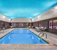 Kolam Renang 5 La Quinta Inn & Suites Kearney