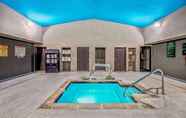 Swimming Pool 4 La Quinta Inn & Suites Kearney