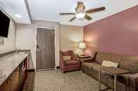 Common Space La Quinta Inn & Suites Kearney