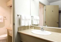 客室内バスルーム 2 Days Inn by Wyndham Eugene Downtown/University