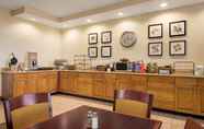 Restoran 5 Country Inn & Suites, Findlay