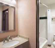 In-room Bathroom 4 Super 8 by Wyndham Fallon