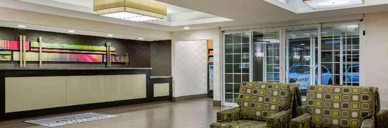 Lobby La Quinta Inn & Suites Fresno Riverpark