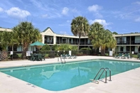 Swimming Pool Clarion Inn & Suites Florence