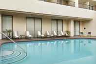 Swimming Pool Radisson Hotel Fresno Conference Center