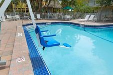スイミングプール Ramada by Wyndham Fort Lauderdale Arpt/Cruise Port