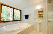 Toilet Kamar 6 Planula Bed & Breakfast Retreat