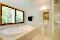 In-room Bathroom Planula Bed & Breakfast Retreat