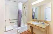In-room Bathroom 7 La Quinta Inn & Suites Hobbs