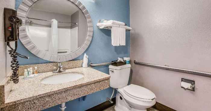 In-room Bathroom Quality Inn Atlanta Airport - Central