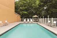 Swimming Pool Country Inn & Suites Lawrenceville