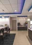 RESTAURANT La Quinta Inn  by Wyndham Latham Albany Airport