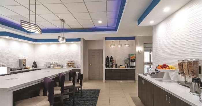 Restoran La Quinta Inn  by Wyndham Latham Albany Airport