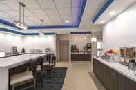 Restoran La Quinta Inn  by Wyndham Latham Albany Airport