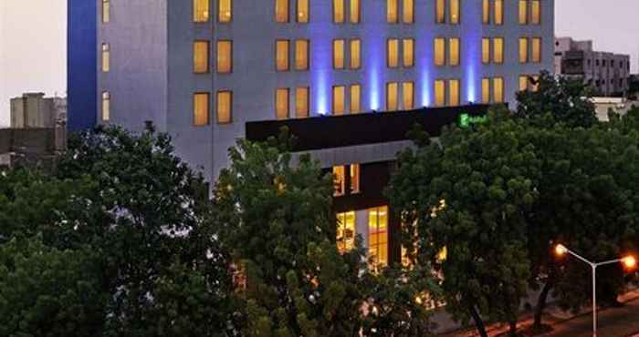 Exterior Holiday Inn Express Ahmedabad Ashram Road