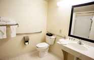 Toilet Kamar 7 Country Inn Suites By Radisson Harrisburg West Pa