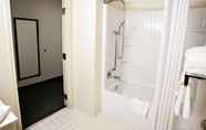 Phòng tắm bên trong 6 Country Inn Suites By Radisson Harrisburg West Pa