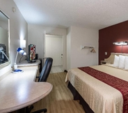 Bedroom 4 Red Roof Inn Hagerstown - Williamsport, MD