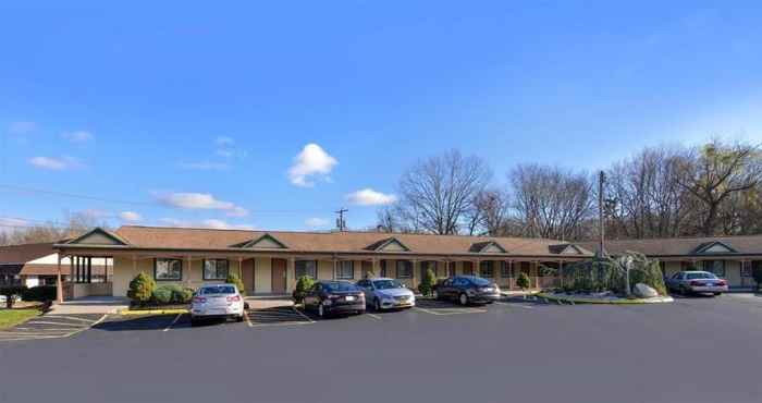 Exterior Red Carpet Inn and Suites - Cheshire