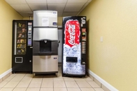 Lobby Rodeway Inn & Suites Jacksonville Near Camp Lejeun