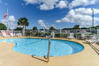 Swimming Pool Rodeway Inn & Suites Jacksonville Near Camp Lejeun