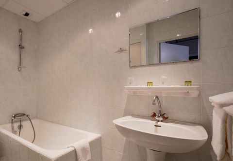 In-room Bathroom Logis Hôtel Restaurant Family & Spa