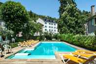 Swimming Pool Logis Hôtel Restaurant Family & Spa