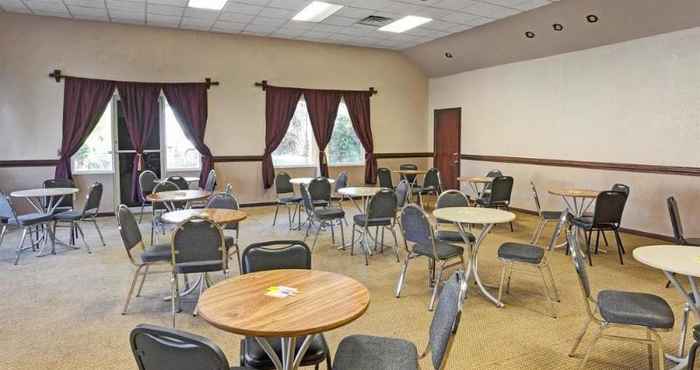 Functional Hall Days Inn by Wyndham Jacksonville South