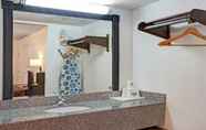 In-room Bathroom 7 Days Inn by Wyndham Jacksonville South