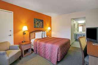 Bedroom 4 Days Inn by Wyndham Jacksonville South