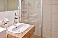 Phòng tắm bên trong Erlebnis Hotel Chiemgauer Hof