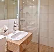In-room Bathroom 2 Erlebnis Hotel Chiemgauer Hof