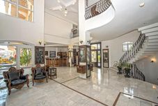 로비 Sinatra Hotel