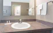 In-room Bathroom 2 Super 8 by Wyndham Golden