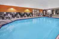 Swimming Pool La Quinta Inn & Suites Kennewick