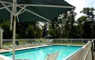 Swimming Pool 6 Country Inn & Suites by Radisson, Lake George (Que