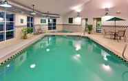Swimming Pool 5 Country Inn & Suites by Radisson, Lake George (Que