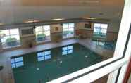 Swimming Pool 4 Country Inn & Suites by Radisson, Lake George (Que
