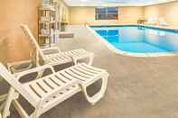 Swimming Pool Travelodge by Wyndham Lincoln