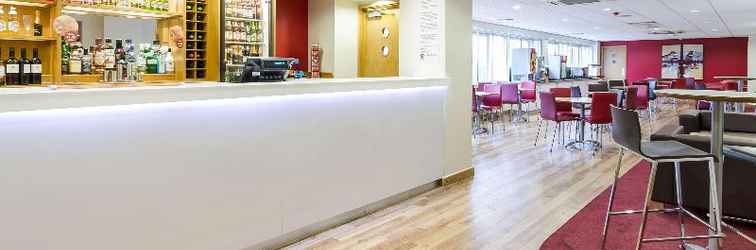 Lobby Travelodge London Chessington Tolworth