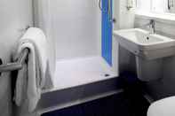 In-room Bathroom Travelodge London Chessington Tolworth