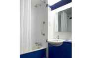 In-room Bathroom 6 Travelodge Harrogate