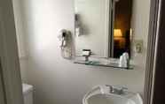 In-room Bathroom 5 Coral Sands Motel