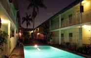 Kolam Renang 7 Coral Sands Motel