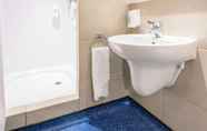 In-room Bathroom 7 Travelodge Aldgate East