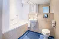 In-room Bathroom Travelodge Aldgate East