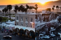 Nearby View and Attractions Venice Beach Cotel