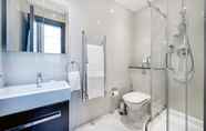 In-room Bathroom 3 Queensgate 130