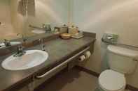 In-room Bathroom Americas Best Inns & Suites-Lincoln City